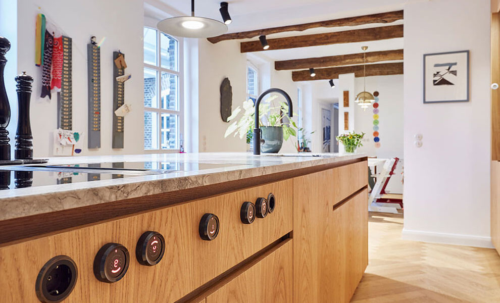 Helle Küche aus Naturholz und Arbeitsfläche aus Granit 